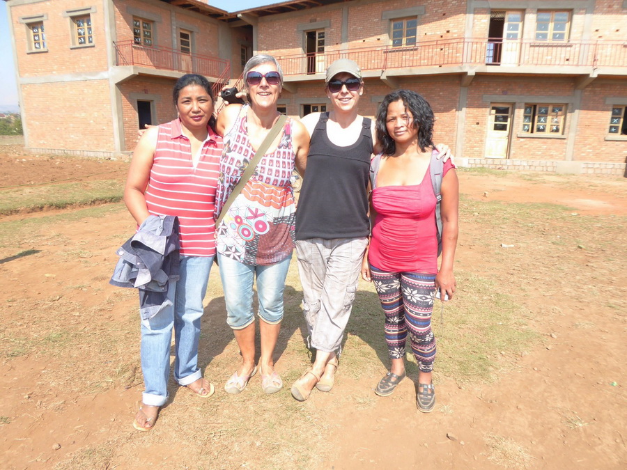 Carole, Andrea, Katrin und Valentine arbeiten zusammen für ein neues Schulhaus in Soandrariny
